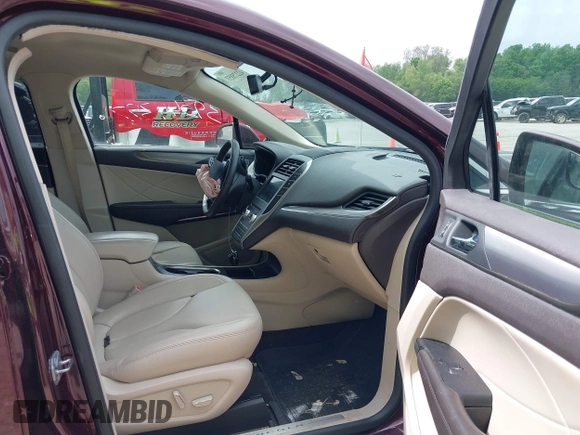 2018 Lincoln MKC Premiere z VIN 5LMCJ1C98JUL30207, wystawiony jako IAAI lot #42275853 z przebiegiem 51 206 mil mil oraz . Historia ofert i sprzedaży dostępna na DreamBid. Obrazek 5.