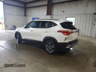 2021 Kia Seltos S z VIN KNDEUCAAXM7169264, wystawiony jako Copart lot #57122775 z przebiegiem 100 187 mil mil oraz Szkody całkowita. Historia ofert i sprzedaży dostępna na DreamBid. Obrazek 2.