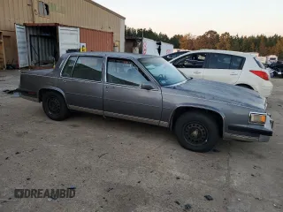 1985 Cadillac Fleetwood z VIN 1G6CB6984F4325337, wystawiony jako Copart lot #82255894 z przebiegiem 46 192 mil mil oraz Czysty tytuł • Clean title. Historia ofert i sprzedaży dostępna na DreamBid. Obrazek 4.