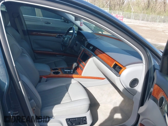 2006 Volkswagen Phaeton z VIN WVWAF03D168000214, wystawiony jako IAAI lot #41935384 z przebiegiem 80 641 mil mil oraz . Historia ofert i sprzedaży dostępna na DreamBid. Obrazek 5.