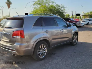 2011 Kia Sorento SX z VIN 5XYKW4A23BG164399, wystawiony jako Copart lot #60940845 z przebiegiem 196 401 mil mil oraz Czysty tytuł • Clean title. Historia ofert i sprzedaży dostępna na DreamBid. Obrazek 4.