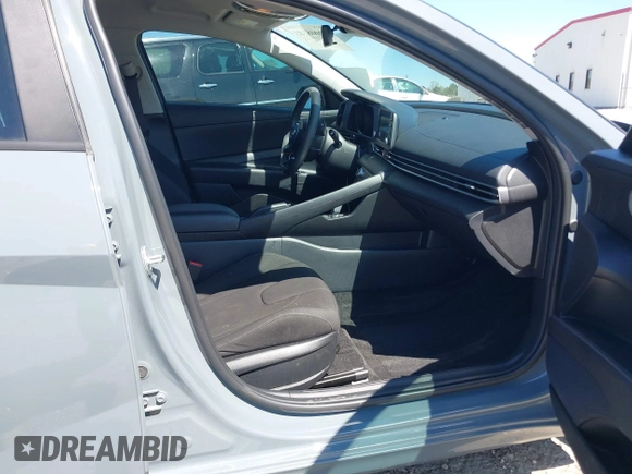 2022 Hyundai Elantra SEL z VIN KMHLM4AG5NU365970, wystawiony jako IAAI lot #42008183 z przebiegiem 62 332 mil mil oraz . Historia ofert i sprzedaży dostępna na DreamBid. Obrazek 5.