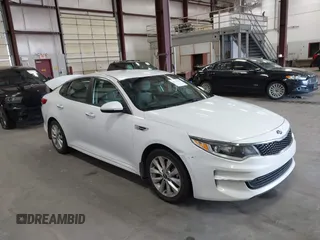 2018 Kia Optima LX z VIN 5XXGT4L3XJG267567, wystawiony jako IAAI lot #42393630 z przebiegiem 95 699 mil mil oraz . Historia ofert i sprzedaży dostępna na DreamBid. Obrazek 1.