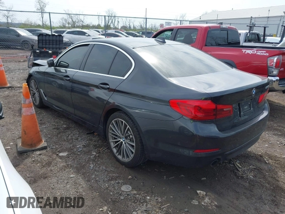 2019 BMW 5 Series 530i z VIN WBAJA5C52KBX87768, wystawiony jako IAAI lot #42029678 z przebiegiem 102 448 mil mil oraz . Historia ofert i sprzedaży dostępna na DreamBid. Obrazek 3.