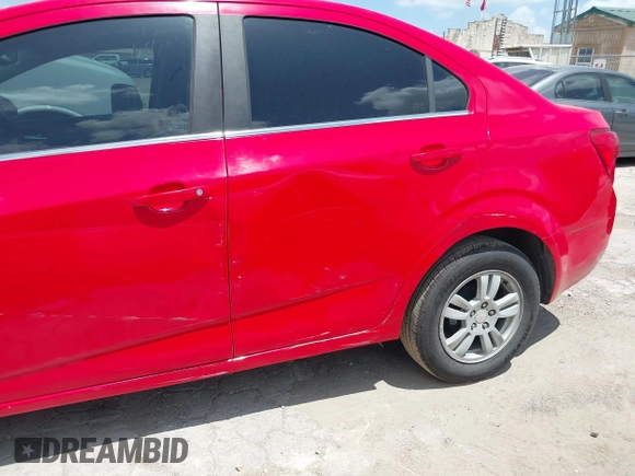 2015 Chevrolet Sonic LT z VIN 1G1JC5SH4F4160047, wystawiony jako IAAI lot #42440220 z przebiegiem Nie podano mil oraz . Historia ofert i sprzedaży dostępna na DreamBid. Obrazek 6.