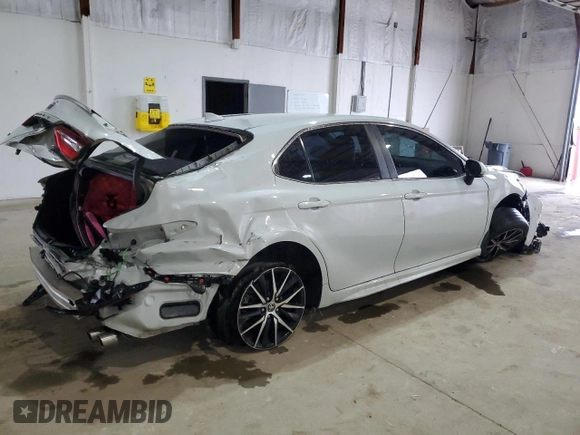 2022 Toyota Camry SE z VIN 4T1T11AKXNU002446, wystawiony jako Copart lot #53998025 z przebiegiem 50 759 mil mil oraz Szkoda całkowita • Salvage title. Historia ofert i sprzedaży dostępna na DreamBid. Obrazek 3.