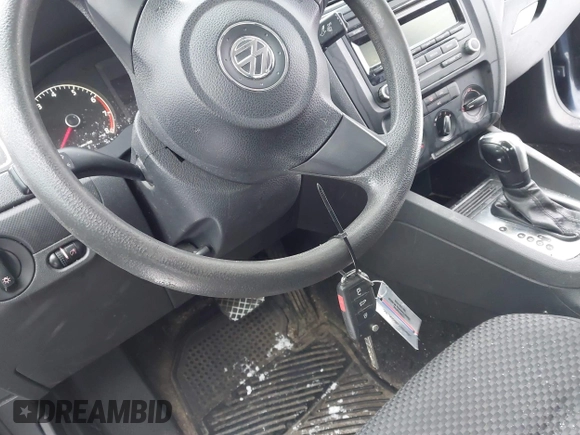 2014 Volkswagen Jetta S z VIN 3VW2K7AJXEM335027, wystawiony jako IAAI lot #41238282 z przebiegiem 157 568 mil mil oraz . Historia ofert i sprzedaży dostępna na DreamBid. Obrazek 11.