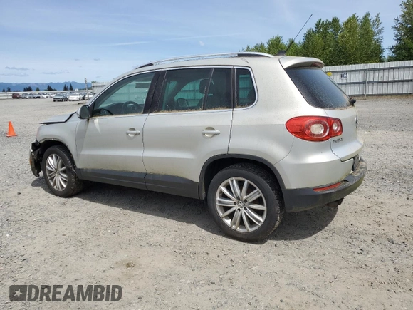 2011 Volkswagen Tiguan SEL z VIN WVGBV7AX6BW559854, wystawiony jako Copart lot #56268195 z przebiegiem 107 428 mil mil oraz Czysty tytuł • Clean title. Historia ofert i sprzedaży dostępna na DreamBid. Obrazek 2.
