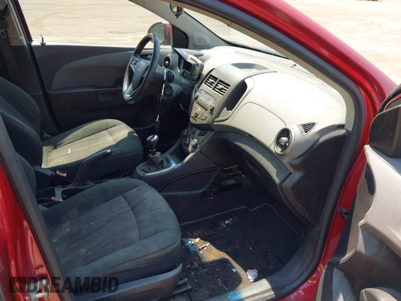 2012 Chevrolet Sonic LT z VIN 1G1JD6SH8C4123632, wystawiony jako IAAI lot #42492042 z przebiegiem 143 132 mil mil oraz . Historia ofert i sprzedaży dostępna na DreamBid. Obrazek 5.