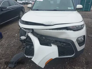 2022 Kia Soul LX z VIN KNDJ23AU5N7812393, wystawiony jako IAAI lot #42275386 z przebiegiem 95 387 mil mil oraz . Historia ofert i sprzedaży dostępna na DreamBid. Obrazek 12.