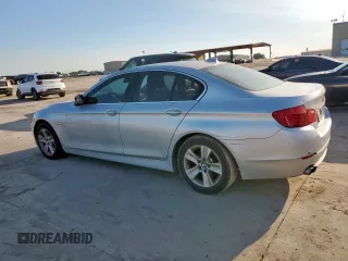 2013 BMW 5 Series 528i xDrive z VIN WBAXH5C53DDW15228, wystawiony jako Copart lot #59057115 z przebiegiem 238 230 mil mil oraz Czysty tytuł • Clean title. Historia ofert i sprzedaży dostępna na DreamBid. Obrazek 2.