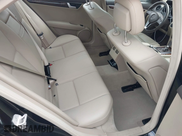2014 Mercedes-Benz C 300 Sport z VIN WDDGF8AB6ER324705, wystawiony jako IAAI lot #41901610 z przebiegiem 83 748 mil mil oraz . Historia ofert i sprzedaży dostępna na DreamBid. Obrazek 8.