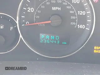 2007 Jeep Commander Sport z VIN 1J8HG48K07C559271, wystawiony jako IAAI lot #42032853 z przebiegiem 236 443 mil mil oraz . Historia ofert i sprzedaży dostępna na DreamBid. Obrazek 15.