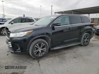 2018 Toyota Highlander LE z VIN 5TDZZRFH2JS288696, wystawiony jako Copart lot #44736955 z przebiegiem 142 920 mil mil oraz Szkoda całkowita • Salvage title. Historia ofert i sprzedaży dostępna na DreamBid. Obrazek 1.
