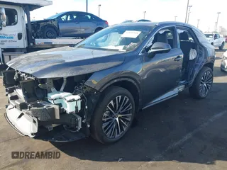 2024 Lexus RX 350h z VIN 2T2BBMCA5RC039812, wystawiony jako IAAI lot #41430348 z przebiegiem 6 076 mil mil oraz . Historia ofert i sprzedaży dostępna na DreamBid. Obrazek 19.