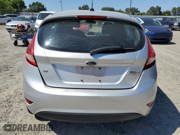 2013 Ford Fiesta SE z VIN 3FADP4EJ9DM191531, wystawiony jako Copart lot #60533515 z przebiegiem 179 639 mil mil oraz Czysty tytuł • Clean title. Historia ofert i sprzedaży dostępna na DreamBid. Obrazek 6.