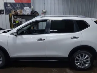 2018 Nissan Rogue SV z VIN 5N1AT2MV5JC840994, wystawiony jako IAAI lot #42145045 z przebiegiem 75 238 mil mil oraz . Historia ofert i sprzedaży dostępna na DreamBid. Obrazek 14.