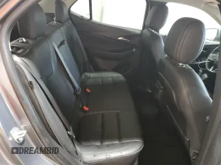 2021 Buick Encore GX Essence z VIN KL4MMGSL3MB170153, wystawiony jako Copart lot #52774345 z przebiegiem 81 292 mil mil oraz Szkoda całkowita • Salvage title. Historia ofert i sprzedaży dostępna na DreamBid. Obrazek 11.