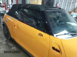 2017 MINI Convertible Cooper S z VIN WMWWG9C31H3C81428, wystawiony jako IAAI lot #42192920 z przebiegiem 75 861 mil mil oraz . Historia ofert i sprzedaży dostępna na DreamBid. Obrazek 14.
