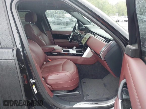 2024 Land Rover Range Rover SE z VIN SALKP9E96RA092327, wystawiony jako IAAI lot #42336138 z przebiegiem 41 600 mil mil oraz . Historia ofert i sprzedaży dostępna na DreamBid. Obrazek 5.
