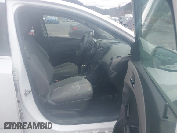 2013 Chevrolet Sonic LS z VIN 1G1JA6SH4D4196880, wystawiony jako IAAI lot #41474811 z przebiegiem 145 679 mil mil oraz . Historia ofert i sprzedaży dostępna na DreamBid. Obrazek 5.