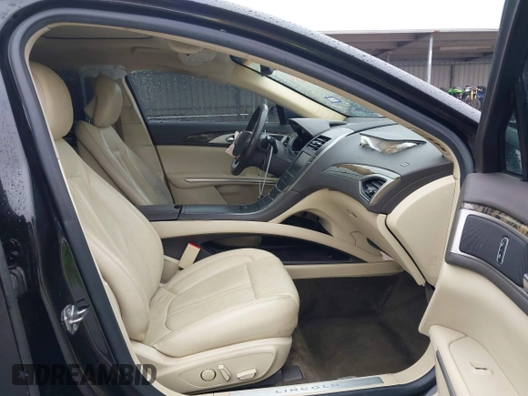 2015 Lincoln MKZ z VIN 3LN6L2G90FR621891, wystawiony jako IAAI lot #41968088 z przebiegiem 128 988 mil mil oraz . Historia ofert i sprzedaży dostępna na DreamBid. Obrazek 5.