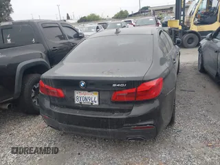 2018 BMW 5 Series 540i z VIN WBAJE5C5XJWA97667, wystawiony jako IAAI lot #41481362 z przebiegiem Nie podano mil oraz . Historia ofert i sprzedaży dostępna na DreamBid. Obrazek 16.