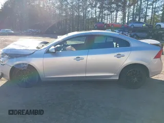 2016 Volvo S60 T5 Drive-E Premier z VIN YV126MFKXG1395519, wystawiony jako IAAI lot #41488969 z przebiegiem 109 130 mil mil oraz . Historia ofert i sprzedaży dostępna na DreamBid. Obrazek 13.