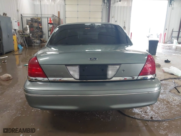 2005 Ford Crown Victoria LX with VIN 2FAFP74W05X124670, listed as a IAAI auction lot 41581963 with 135,486 mi miles. Bid and sale history available at carsss.com. Image 16.
