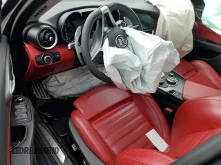 2018 Alfa Romeo Giulia Ti Sport z VIN ZARFAECN3J7576014, wystawiony jako Copart lot #52408195 z przebiegiem Nie podano mil oraz Szkody całkowita. Historia ofert i sprzedaży dostępna na DreamBid. Obrazek 8.