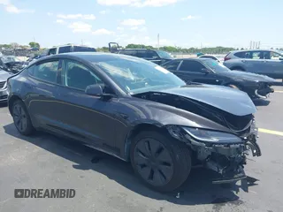 2025 Tesla Model 3 Long Range z VIN 5YJ3E1EA0SF903825, wystawiony jako IAAI lot #42197820 z przebiegiem 4 944 mil mil oraz . Historia ofert i sprzedaży dostępna na DreamBid. Obrazek 1.
