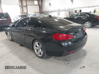 2018 BMW 4 Series 440i xDrive z VIN WBA4W9C50JAC99285, wystawiony jako IAAI lot #42491305 z przebiegiem 153 879 mil mil oraz . Historia ofert i sprzedaży dostępna na DreamBid. Obrazek 3.