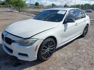 2015 BMW 3 Series 328i xDrive z VIN WBA3B3C58FF548041, wystawiony jako IAAI lot #42038075 z przebiegiem 113 974 mil mil oraz . Historia ofert i sprzedaży dostępna na DreamBid. Obrazek 2.