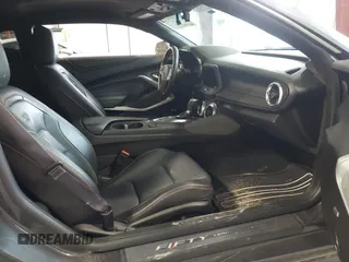 2017 Chevrolet Camaro 2SS z VIN 1G1FH1R78H0101803, wystawiony jako IAAI lot #42331031 z przebiegiem 83 150 mil mil oraz . Historia ofert i sprzedaży dostępna na DreamBid. Obrazek 5.