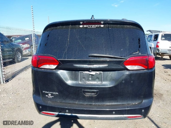 2017 Chrysler Pacifica Touring-L with VIN 2C4RC1BG1HR621067, listed as a IAAI auction lot 39625364 with NaN miles. Bid and sale history available at carsss.com. Image 16.