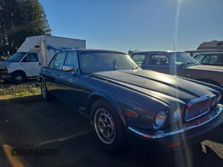 1983 Jaguar XJ z VIN SAJAV1349DC354082, wystawiony jako Copart lot #43015825 z przebiegiem 50 202 mil mil oraz Czysty tytuł • Clean title. Historia ofert i sprzedaży dostępna na DreamBid. Obrazek 1.