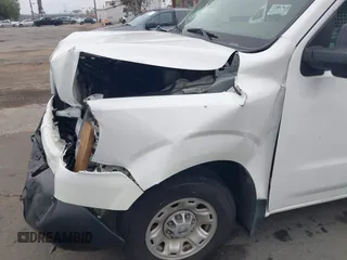 2021 Nissan NV Cargo SV z VIN 1N6BF0KYXMN805682, wystawiony jako IAAI lot #42152216 z przebiegiem 82 671 mil mil oraz . Historia ofert i sprzedaży dostępna na DreamBid. Obrazek 6.