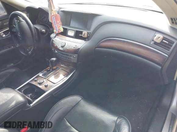 2013 Infiniti M z VIN JN1BY1AR0DM600278, wystawiony jako IAAI lot #41303485 z przebiegiem 298 943 mil mil oraz . Historia ofert i sprzedaży dostępna na DreamBid. Obrazek 5.