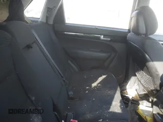 2014 Kia Sorento LX z VIN 5XYKT3A69EG499967, wystawiony jako IAAI lot #41790052 z przebiegiem 198 101 mil mil oraz . Historia ofert i sprzedaży dostępna na DreamBid. Obrazek 8.