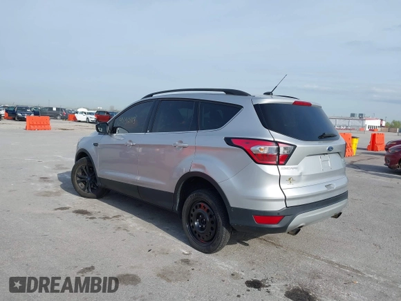 2018 Ford Escape SE z VIN 1FMCU9GD6JUC91365, wystawiony jako IAAI lot #39152113 z przebiegiem 129 283 mil mil oraz . Historia ofert i sprzedaży dostępna na DreamBid. Obrazek 3.
