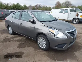 2016 Nissan Versa SV z VIN 3N1CN7AP5GL806774, wystawiony jako IAAI lot #42115644 z przebiegiem 80 000 mil mil oraz . Historia ofert i sprzedaży dostępna na DreamBid. Obrazek 1.
