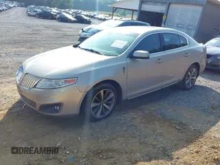 2009 Lincoln MKS z VIN 1LNHM93R69G618199, wystawiony jako IAAI lot #42459906 z przebiegiem 240 521 mil mil oraz . Historia ofert i sprzedaży dostępna na DreamBid. Obrazek 2.