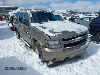 2007 Chevrolet Suburban LT with VIN 1GNFK16317R366798, listed as a IAAI auction lot 41582762 with 215,181 mi miles. Bid and sale history available at carsss.com. Image 1.