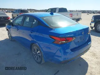 2023 Nissan Versa SV z VIN 3N1CN8EV9PL872078, wystawiony jako IAAI lot #41691866 z przebiegiem 8 083 mil mil oraz . Historia ofert i sprzedaży dostępna na DreamBid. Obrazek 3.