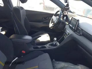 2020 Hyundai Veloster Turbo R-Spec z VIN KMHTH6AB1LU027676, wystawiony jako IAAI lot #42064952 z przebiegiem 88 778 mil mil oraz . Historia ofert i sprzedaży dostępna na DreamBid. Obrazek 5.