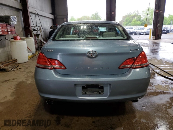 2007 Toyota Avalon XL z VIN 4T1BK36B77U218125, wystawiony jako Copart lot #56042525 z przebiegiem 197 123 mil mil oraz Szkoda całkowita • Salvage title. Historia ofert i sprzedaży dostępna na DreamBid. Obrazek 6.