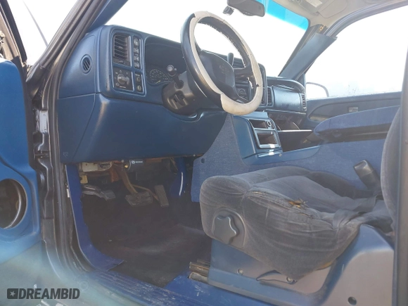 2000 Chevrolet Silverado 1500 LS with VIN 1GCEK19T2YE108024, listed as a IAAI auction lot 41880064 with 299,240 mi miles. Bid and sale history available at carsss.com. Image 5.