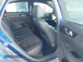 2021 Kia Forte GT-Line z VIN 3KPF34AD2ME386931, wystawiony jako IAAI lot #42333561 z przebiegiem 83 689 mil mil oraz . Historia ofert i sprzedaży dostępna na DreamBid. Obrazek 8.