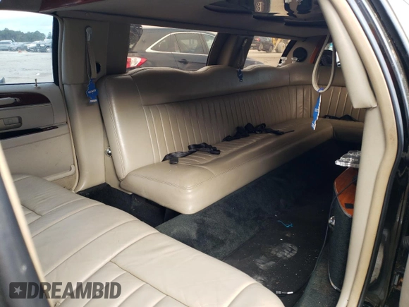 2003 Lincoln Town Car Executive z VIN 1L1FM81W23Y631965, wystawiony jako Copart lot #44536145 z przebiegiem 43 743 mil mil oraz Czysty tytuł • Clean title. Historia ofert i sprzedaży dostępna na DreamBid. Obrazek 10.