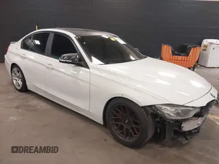 2013 BMW 3 Series 335i xDrive z VIN WBA3B9C54DF586575, wystawiony jako IAAI lot #42285797 z przebiegiem 204 461 mil mil oraz . Historia ofert i sprzedaży dostępna na DreamBid. Obrazek 1.